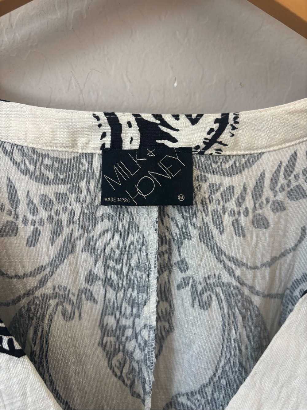 Milk & Honey Black & White Printed V-Neck Crop Blouse - Picture 4 of 7